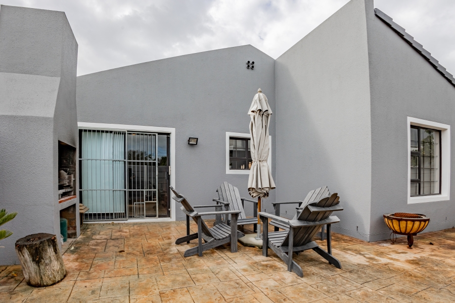 3 Bedroom Property for Sale in Uitzicht Western Cape